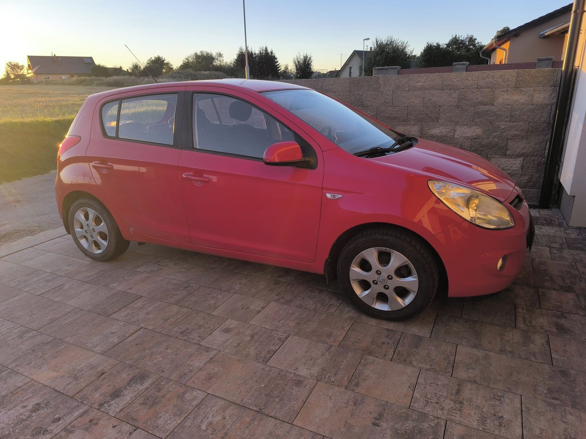 Hyundai i20, 1. majitel, zimní a letní kola - fotka 2
