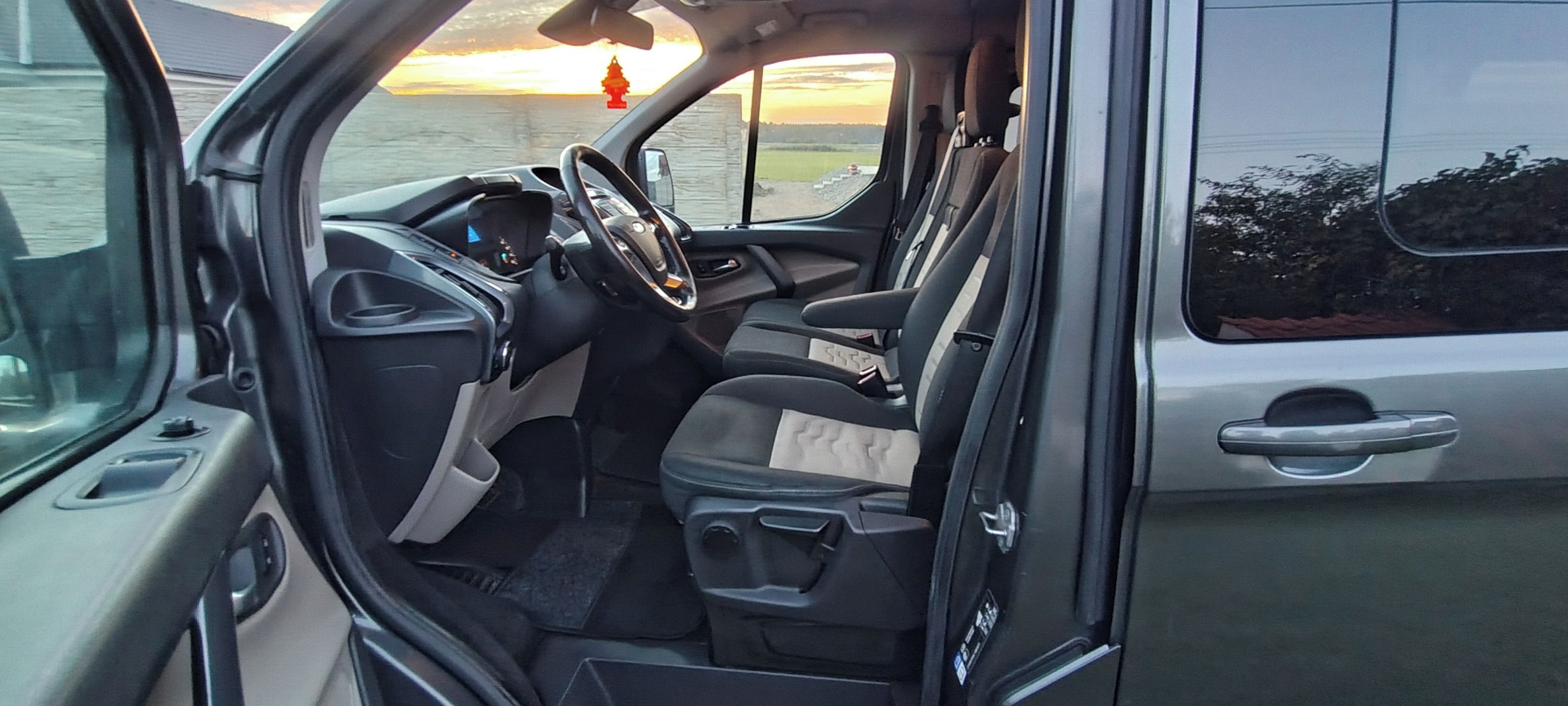 Ford Tourneo Custom, 2.0 TDCI 96 kW, r.v. 2017 - fotka 5