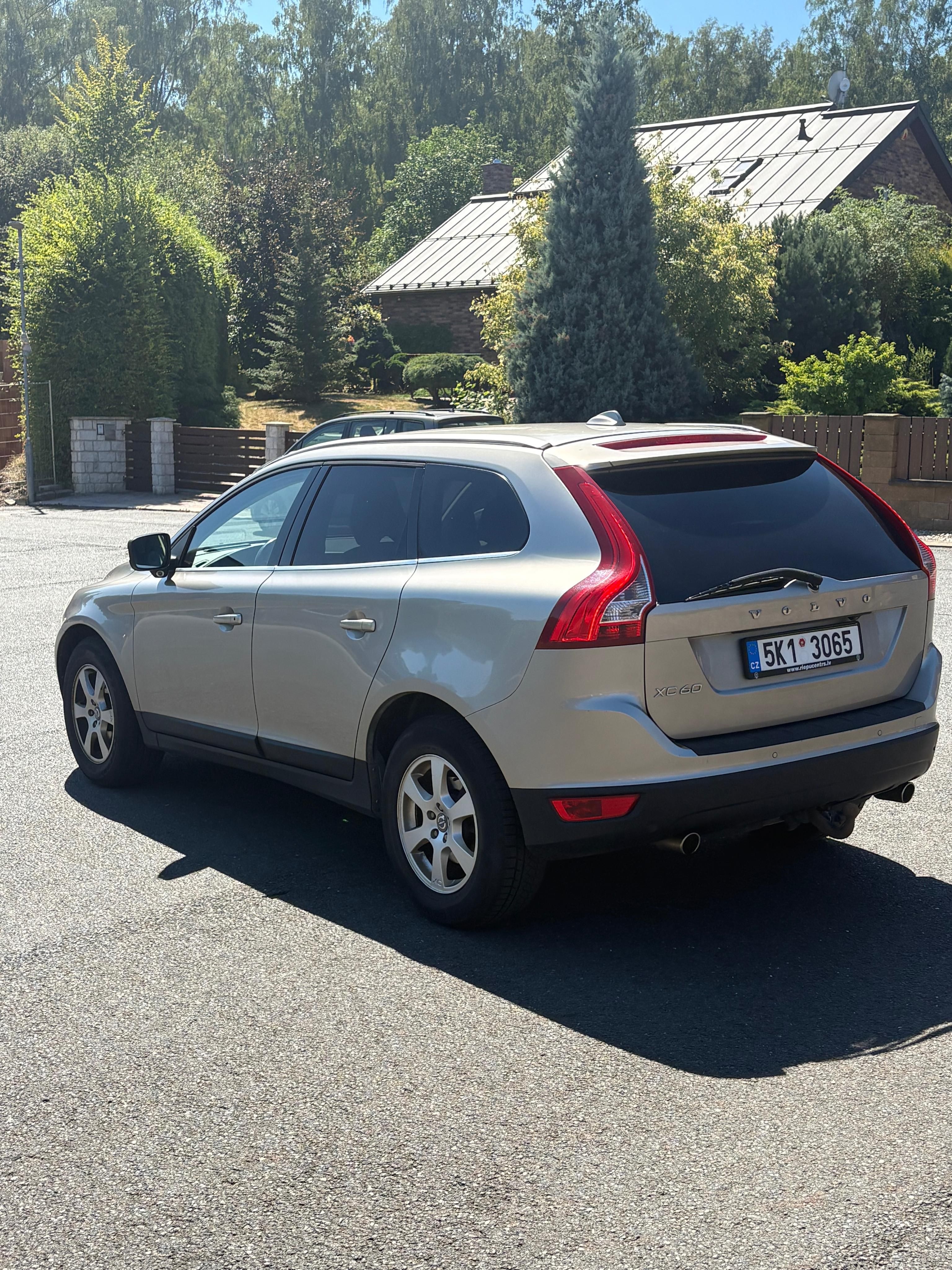 Volvo XC60, D5,Autom,AWD,194 000,SUMMUM+ - fotka 4