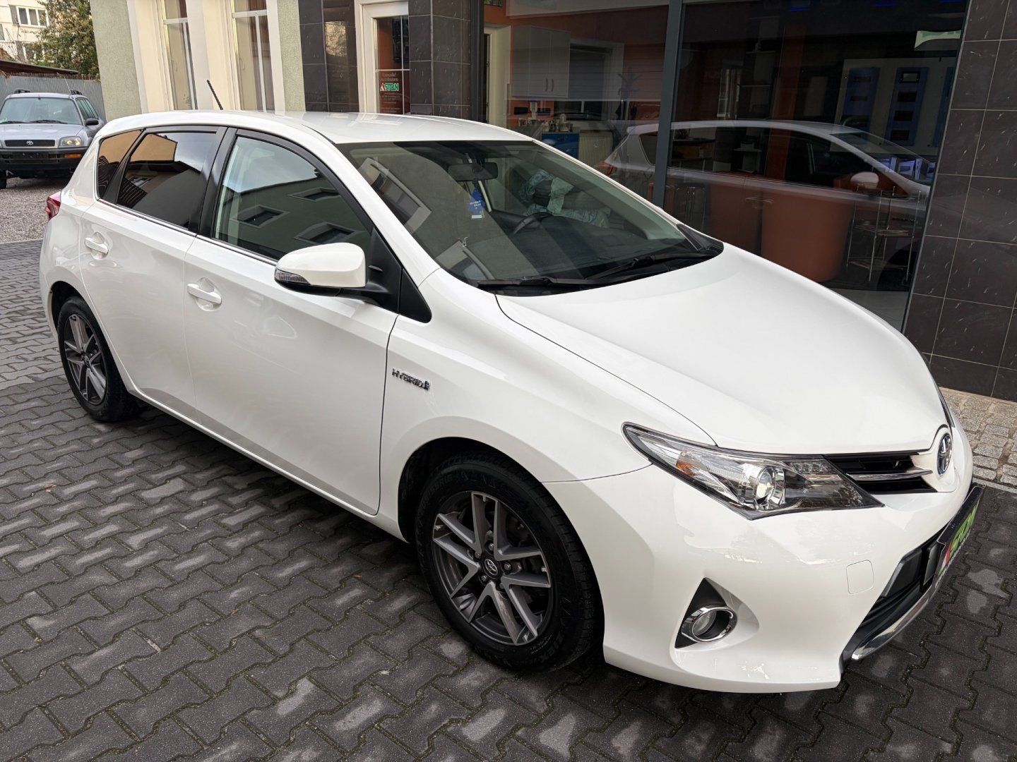 Toyota Auris, 1,8-HSD, serviska, 2x kola