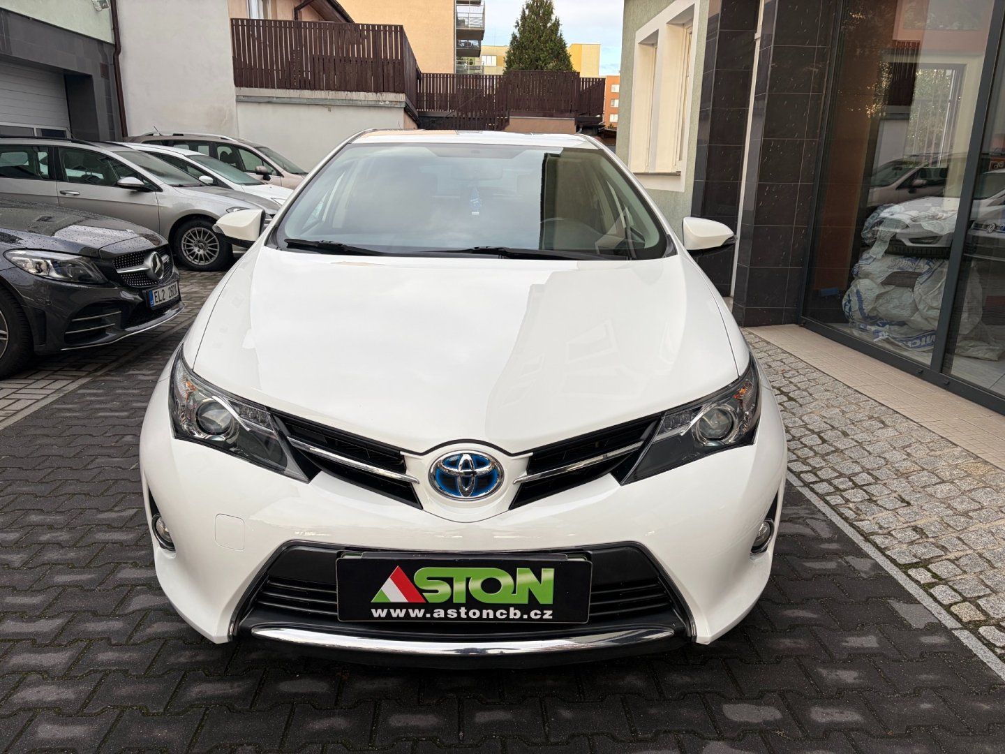 Toyota Auris, 1,8-HSD, serviska, 2x kola - fotka 2