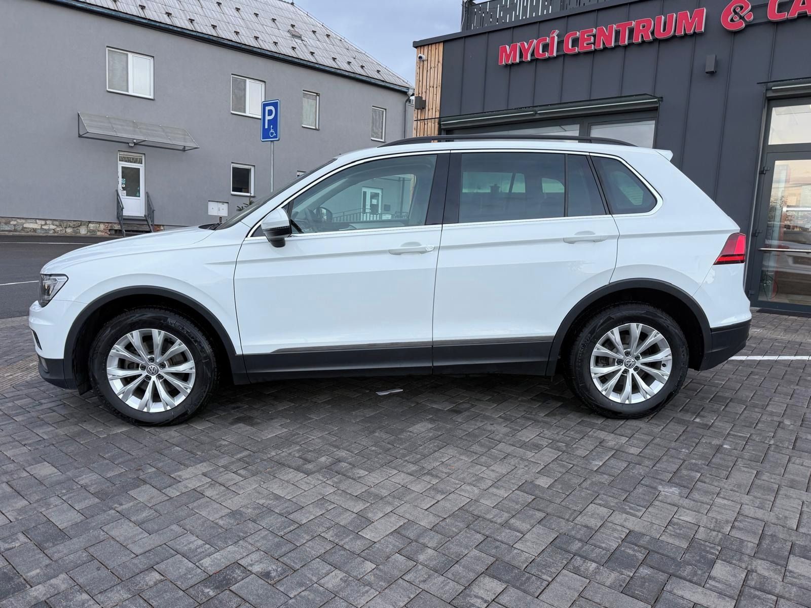 Volkswagen Tiguan, 2.0tdi110kw 4x4 DSG rozvodyLED - fotka 2