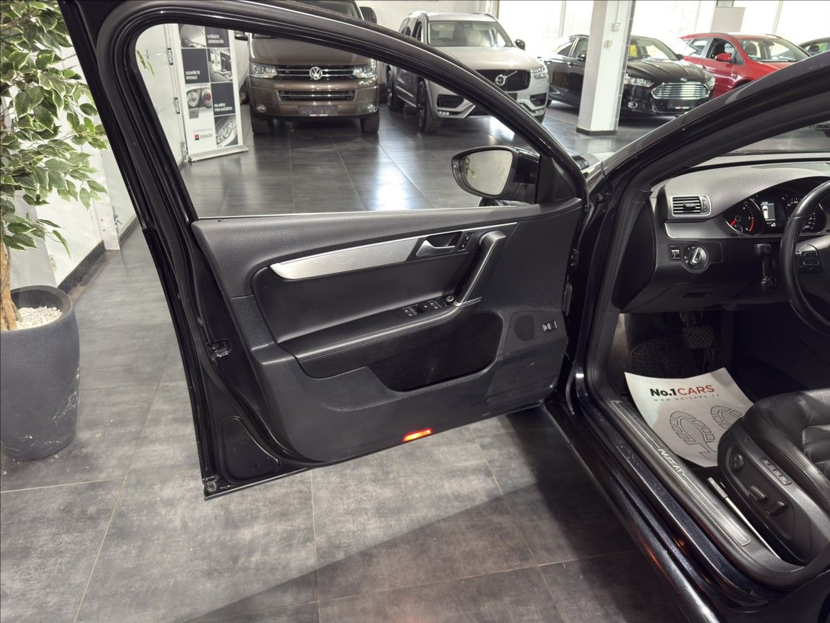 Volkswagen Passat, 2,0   TDI DSG 4X4 HIGHLINE ACC - fotka 6