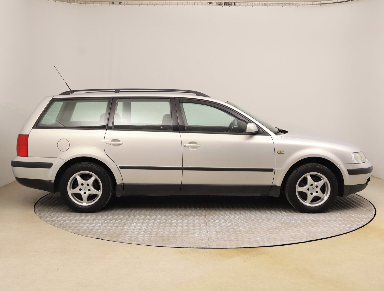 Volkswagen Passat, 1.9 TDI, Tažné, Klima - fotka 6