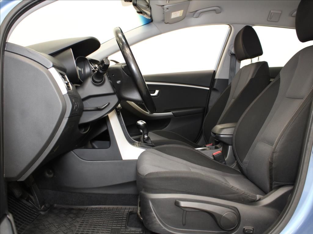 Hyundai i30, 1,6 i 88kW MT 139tkm. 1.maj.ČR - fotka 6