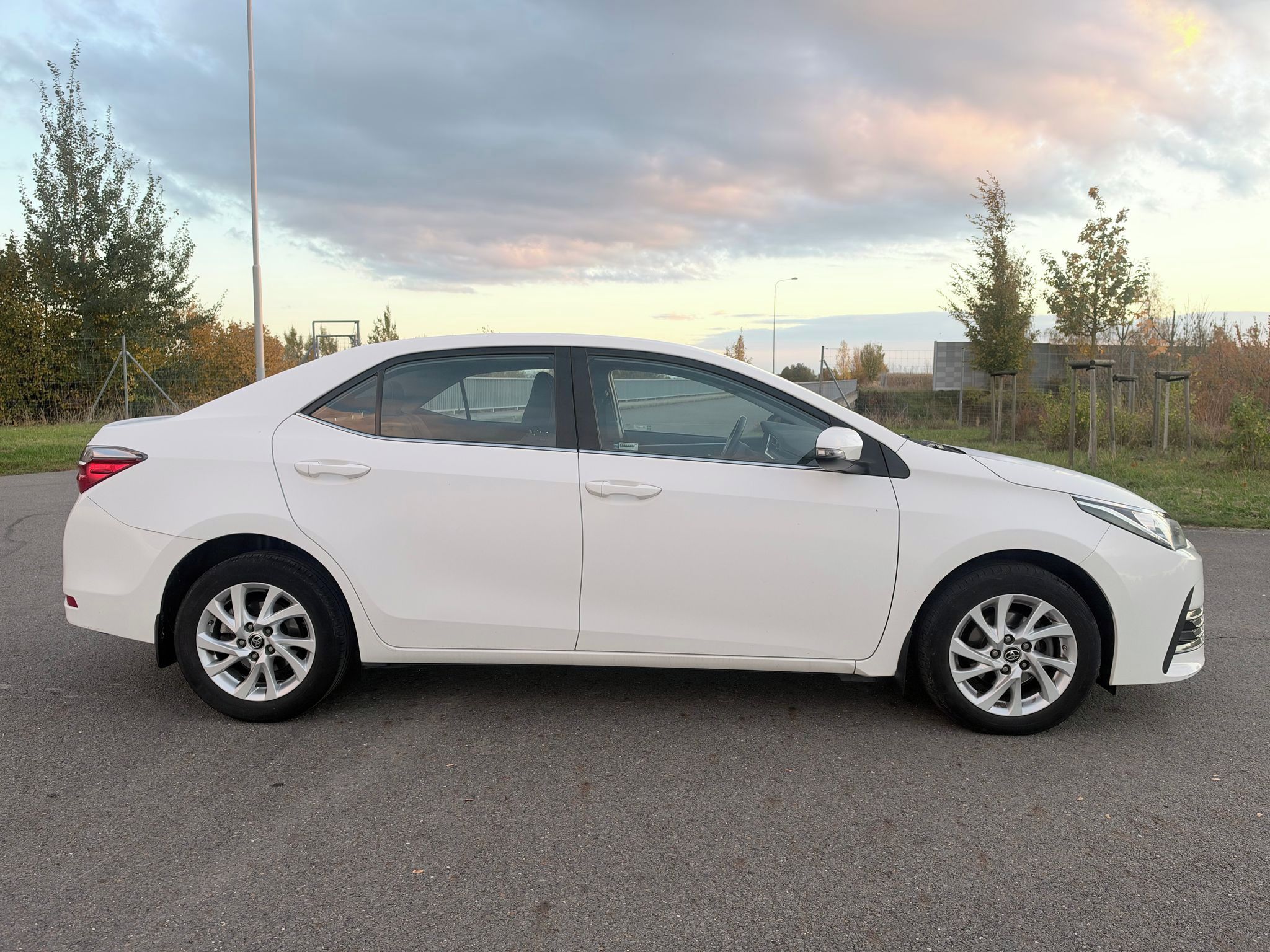 Toyota Corolla, 1,6 97 kW-BENZIN  24 050 KM - fotka 6