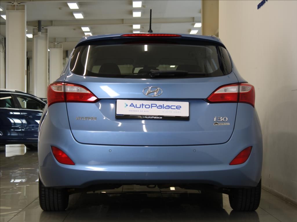 Hyundai i30, 1,6 i 88kW MT 139tkm. 1.maj.ČR - fotka 4