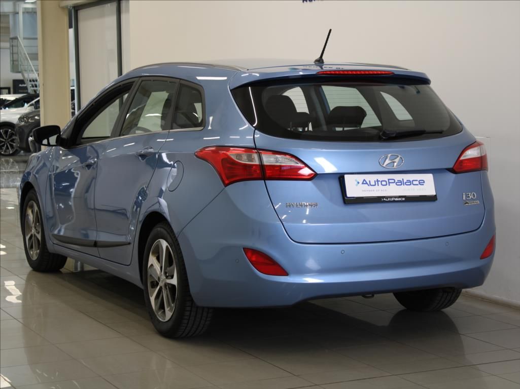 Hyundai i30, 1,6 i 88kW MT 139tkm. 1.maj.ČR - fotka 3