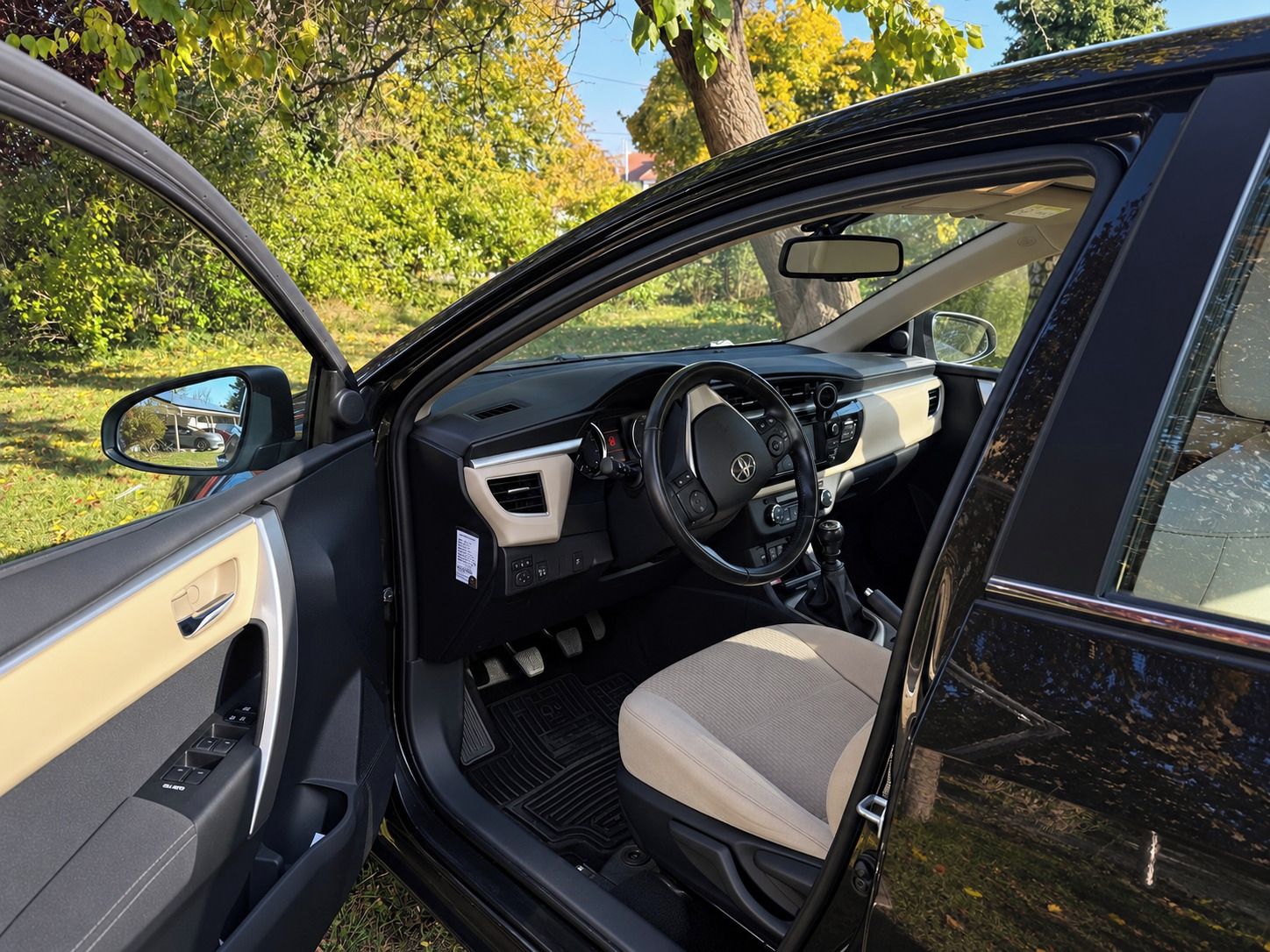 Toyota Corolla, 1.6 Valvematic nehavarovaná - fotka 3
