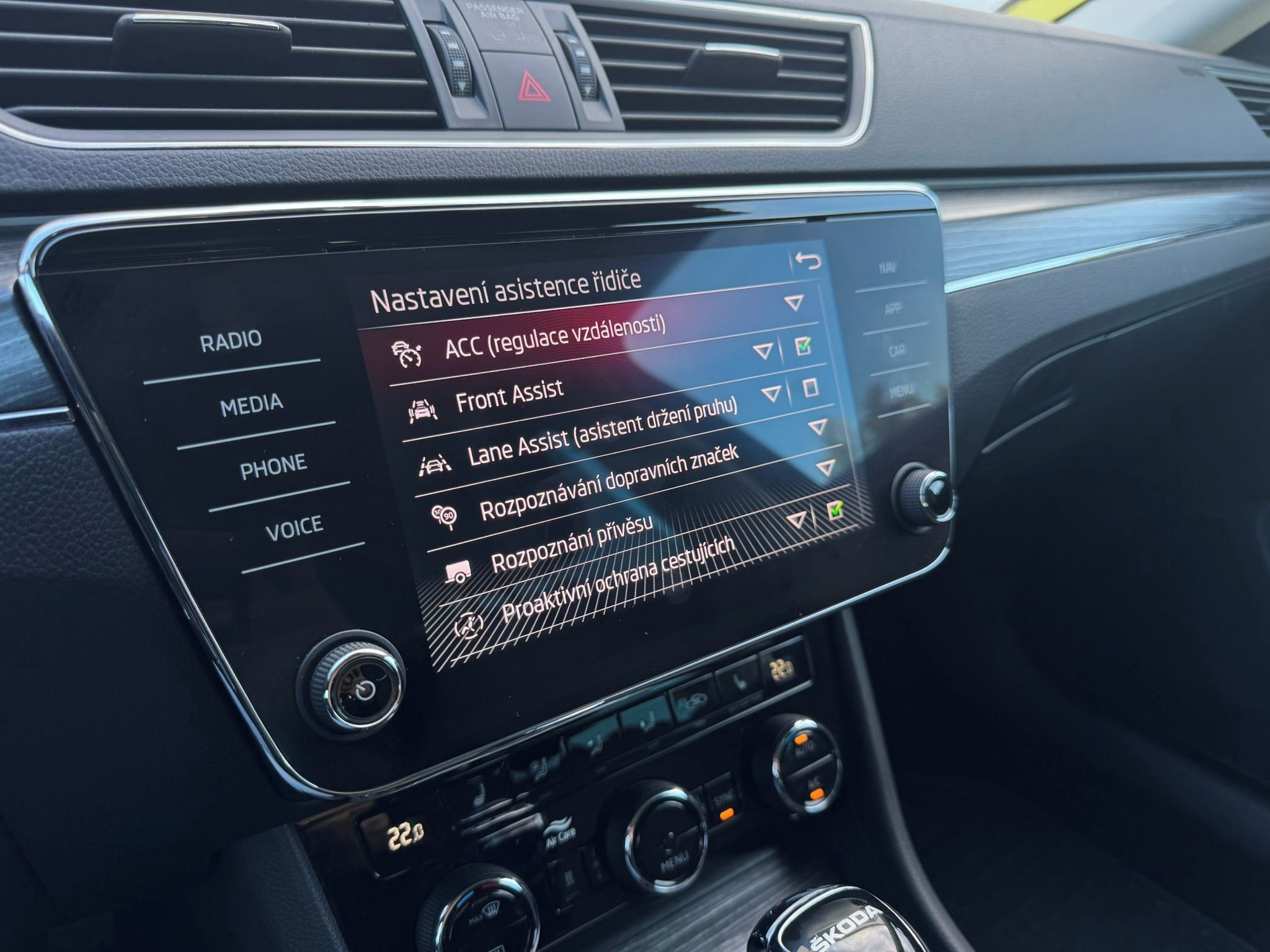 Škoda Superb, 2.0TDI 110kW DSG Tažné Webasto - fotka 6