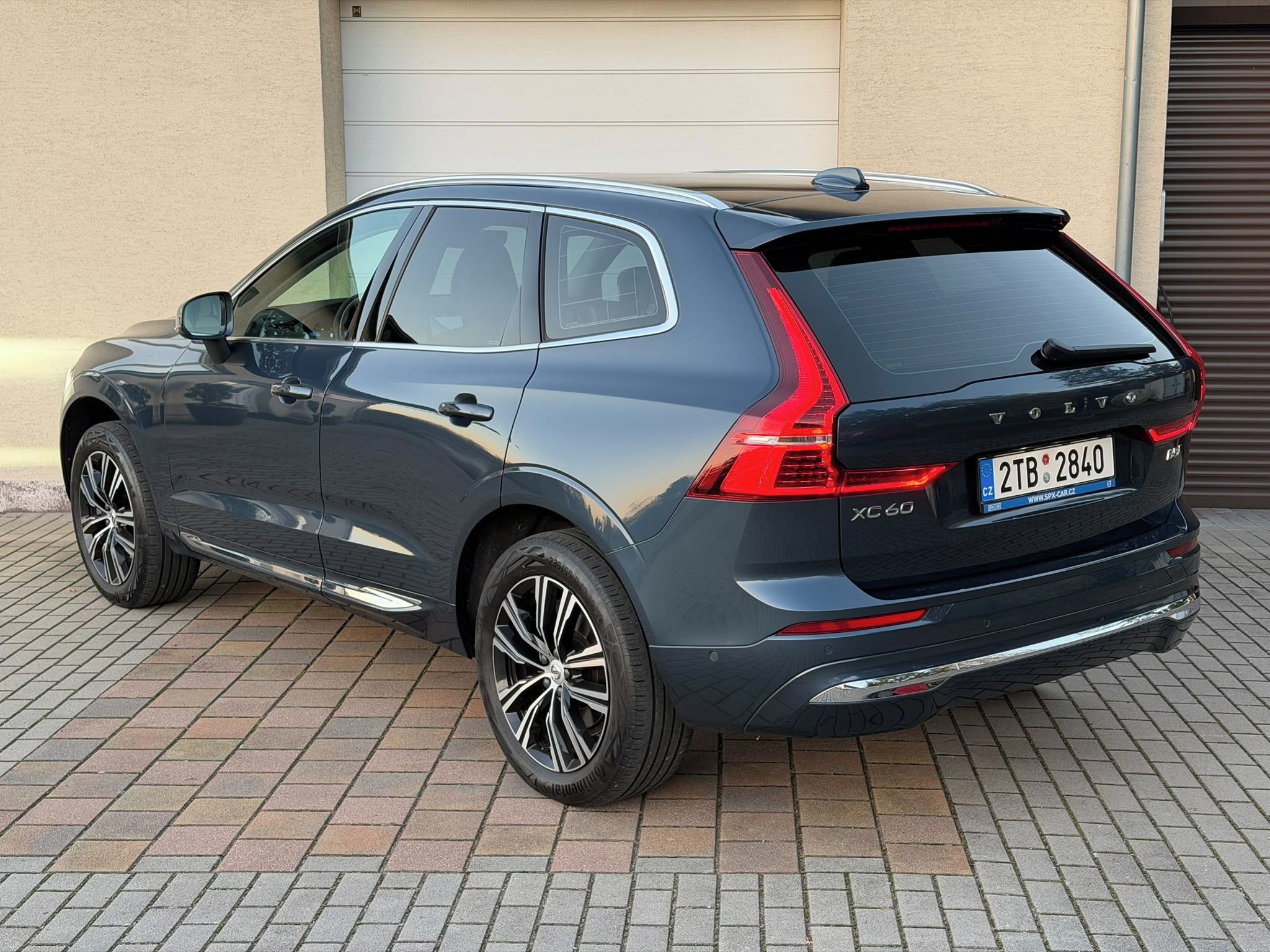 Volvo XC60, B5 AWD Inscription, 1. maj. - fotka 3