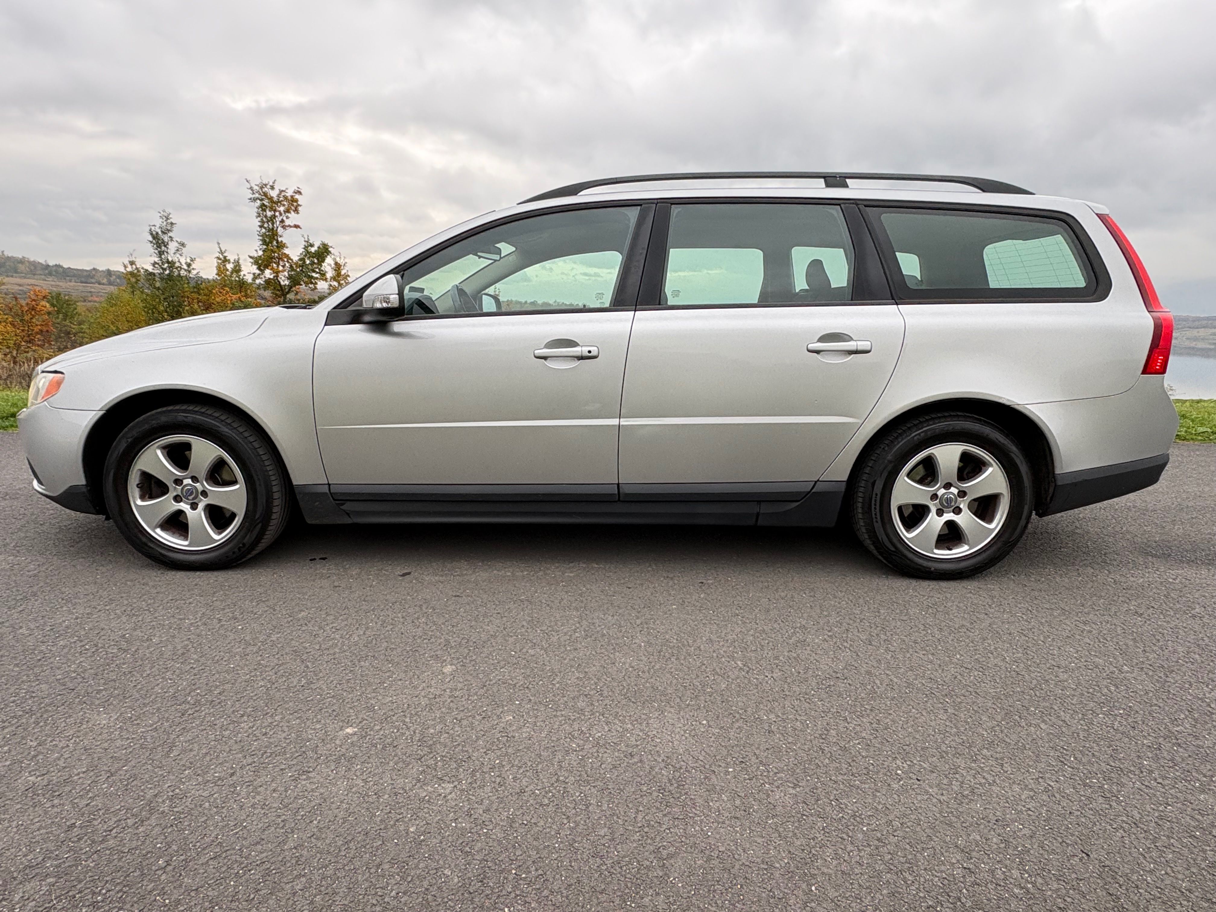 Volvo V70, 2.0D, NAVI, XENONY, NOVÁ STK - fotka 2
