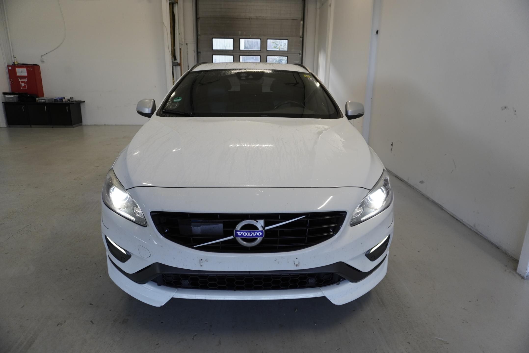 Volvo V60, 2,0 T4 R-DESIGN AUTOMAT - fotka 2