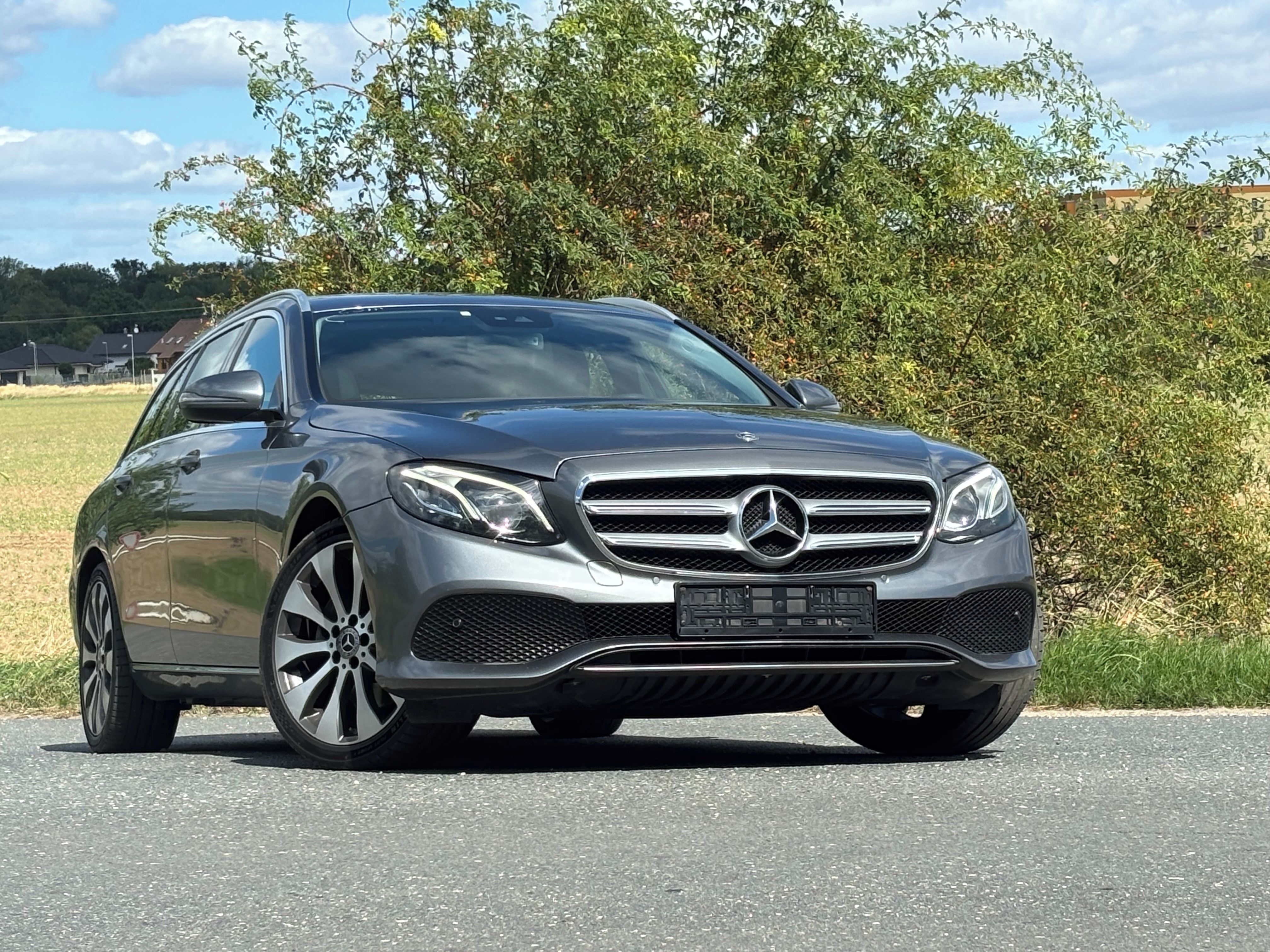 Mercedes-Benz Třídy E, 220D 143KW,4MATIC,SERVISOVÁNO - fotka 2