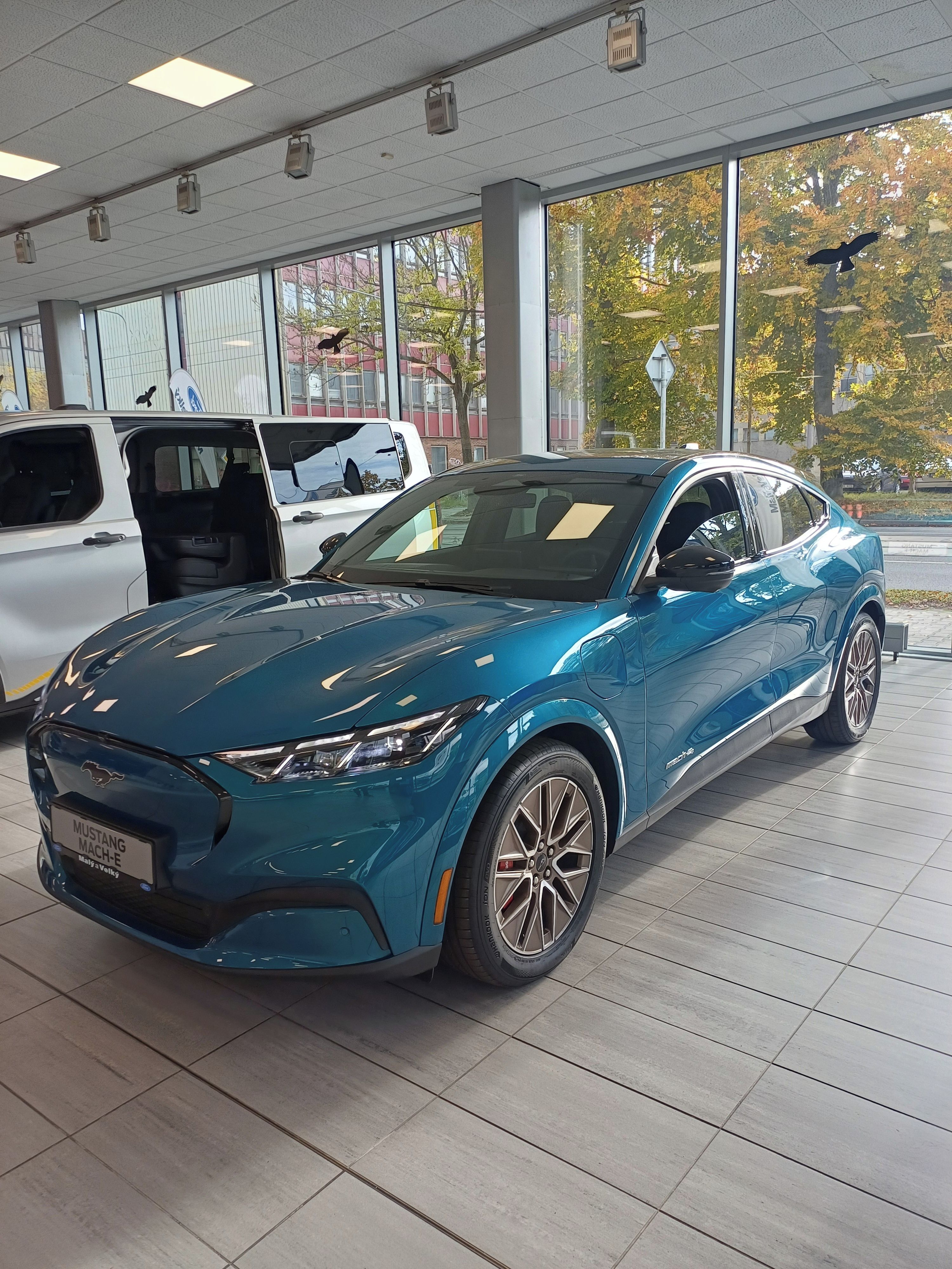 Ford Mustang Mach-E, Premium 88kWh prodl.dojezd AWD - fotka 2