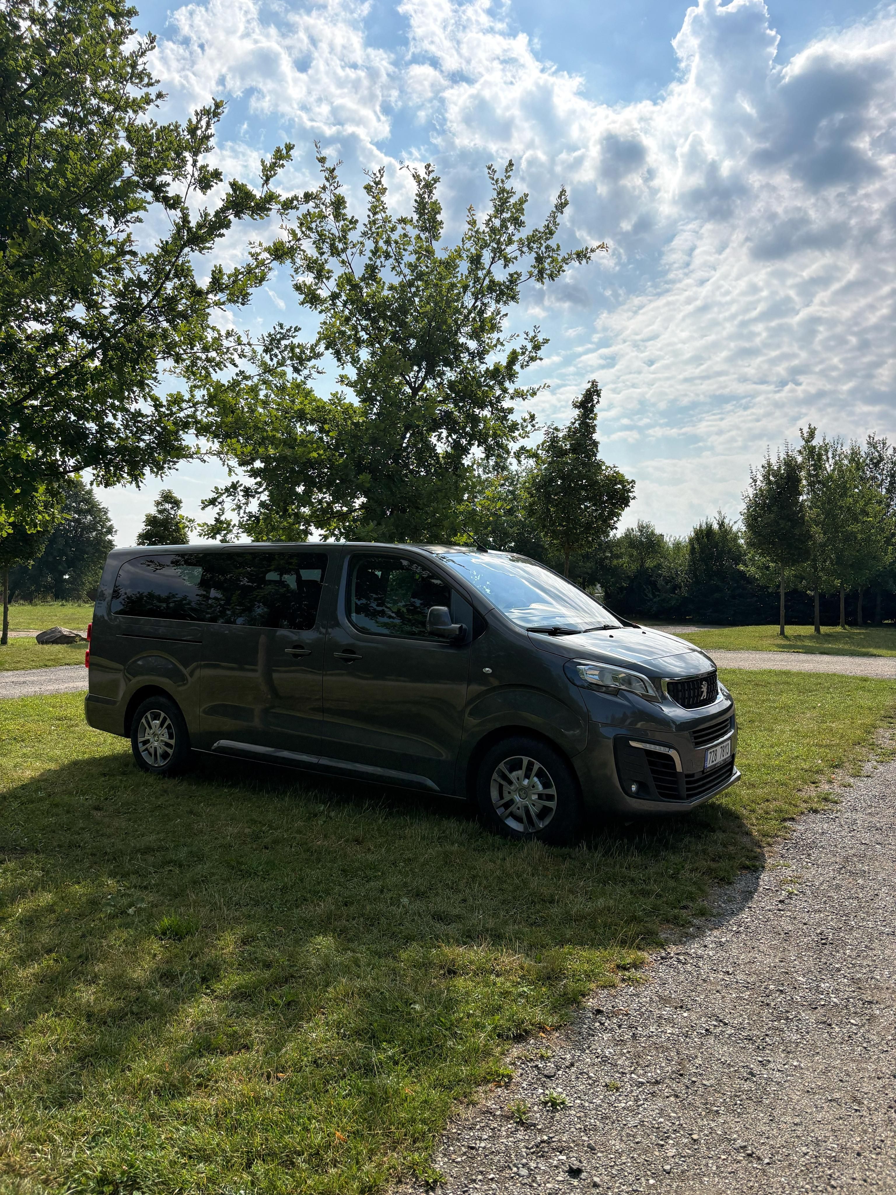 Peugeot Traveller, 8 míst/navigace/carplay/tažné