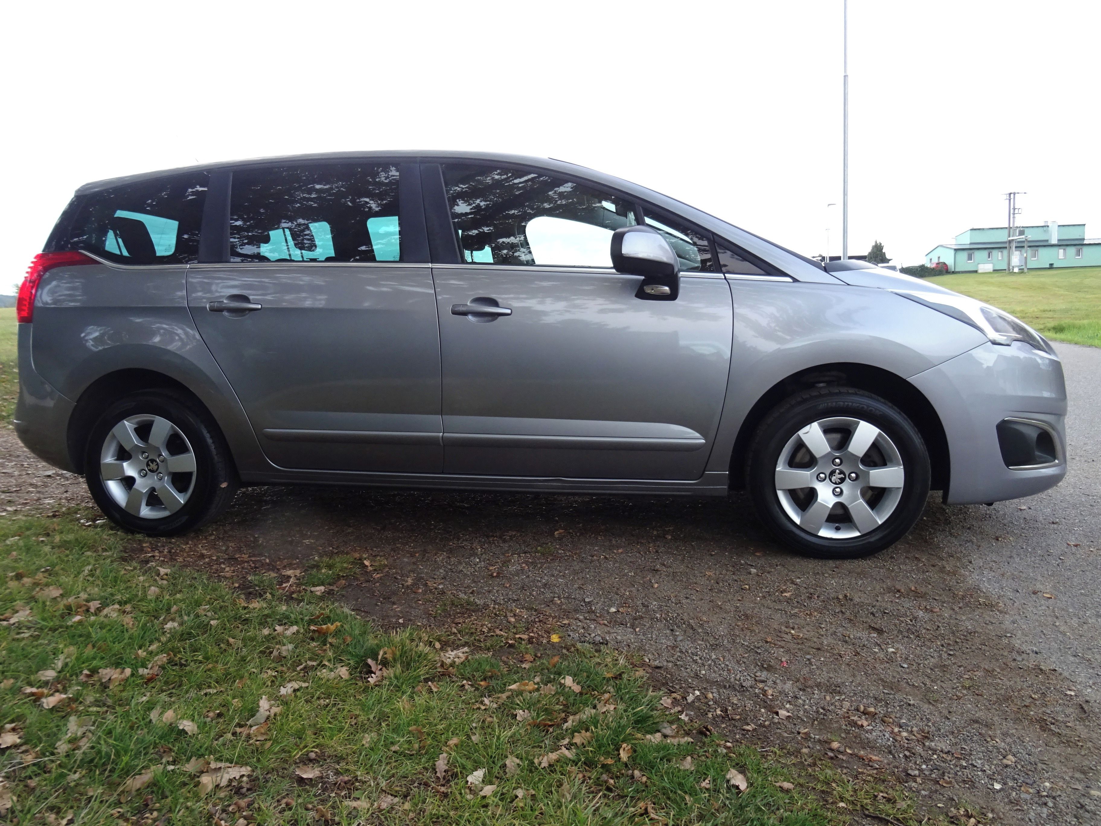 Peugeot 5008, 1,6 HDI automat, 7-míst, tažné - fotka 3