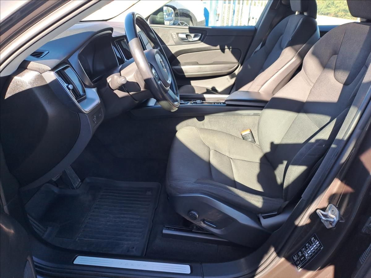 Volvo XC60, 2,0 D4 FWD MOMENTUM - fotka 5