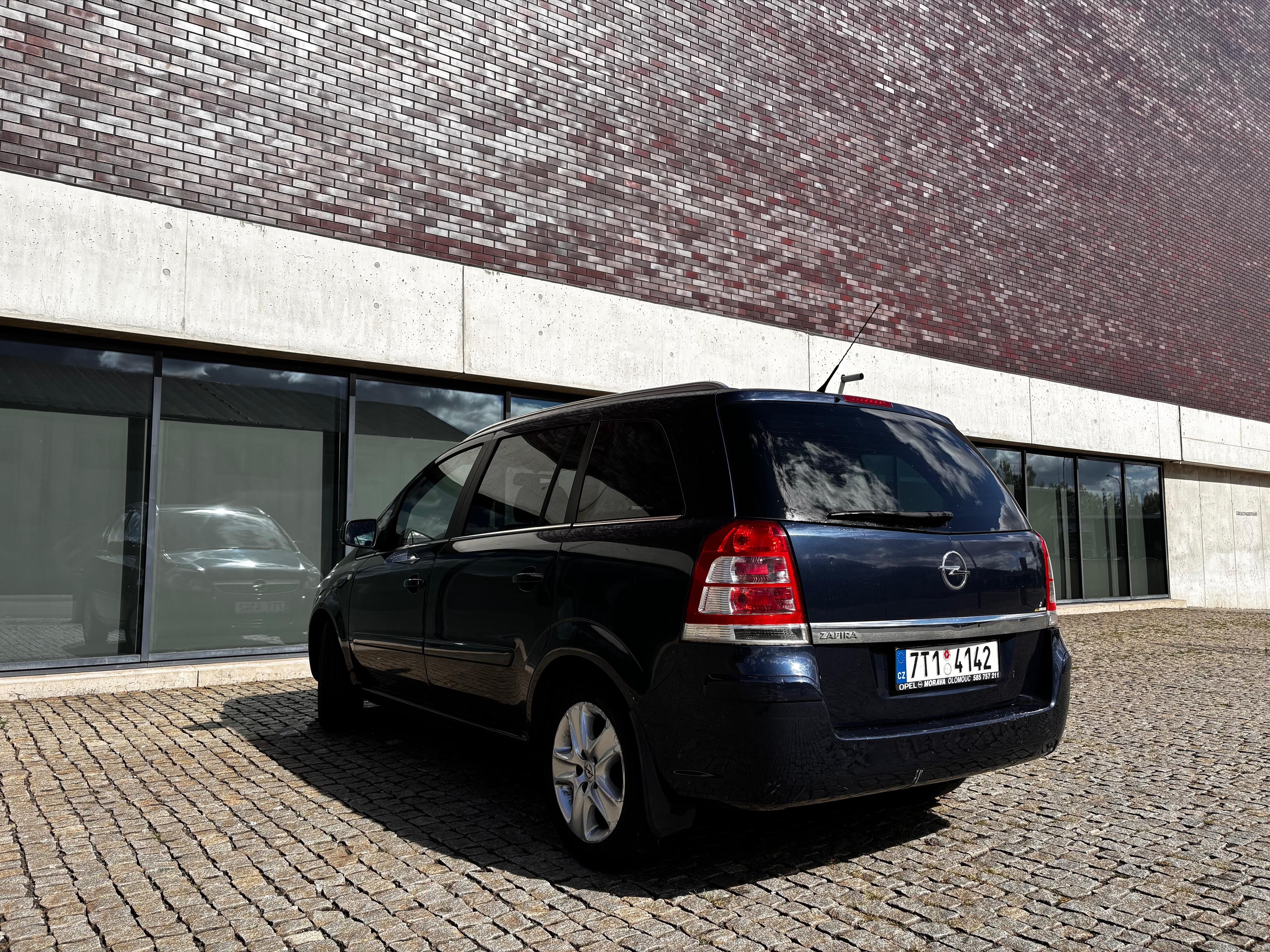 Opel Zafira, 1.6 16V 85 kW, 7 míst - fotka 6