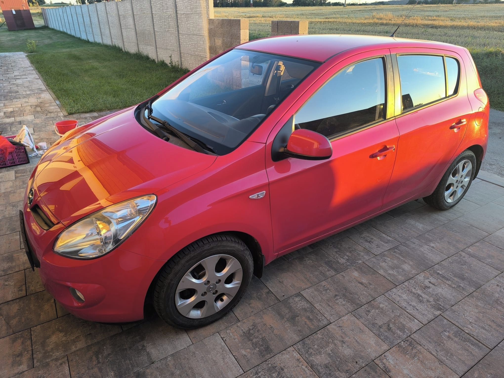 Hyundai i20, 1. majitel, zimní a letní kola - fotka 3