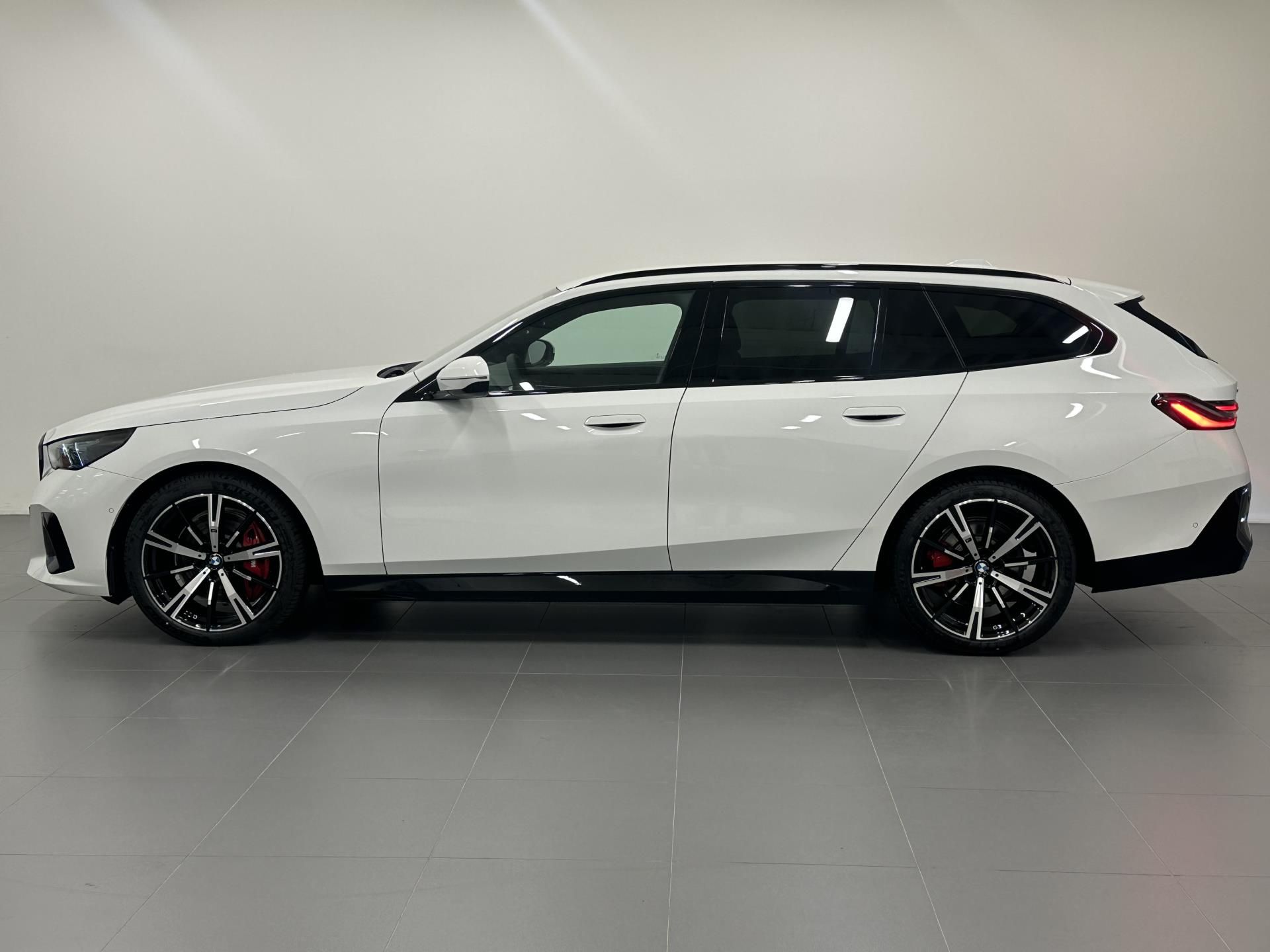 BMW Řada 5, 540d xDrive Touring - fotka 2