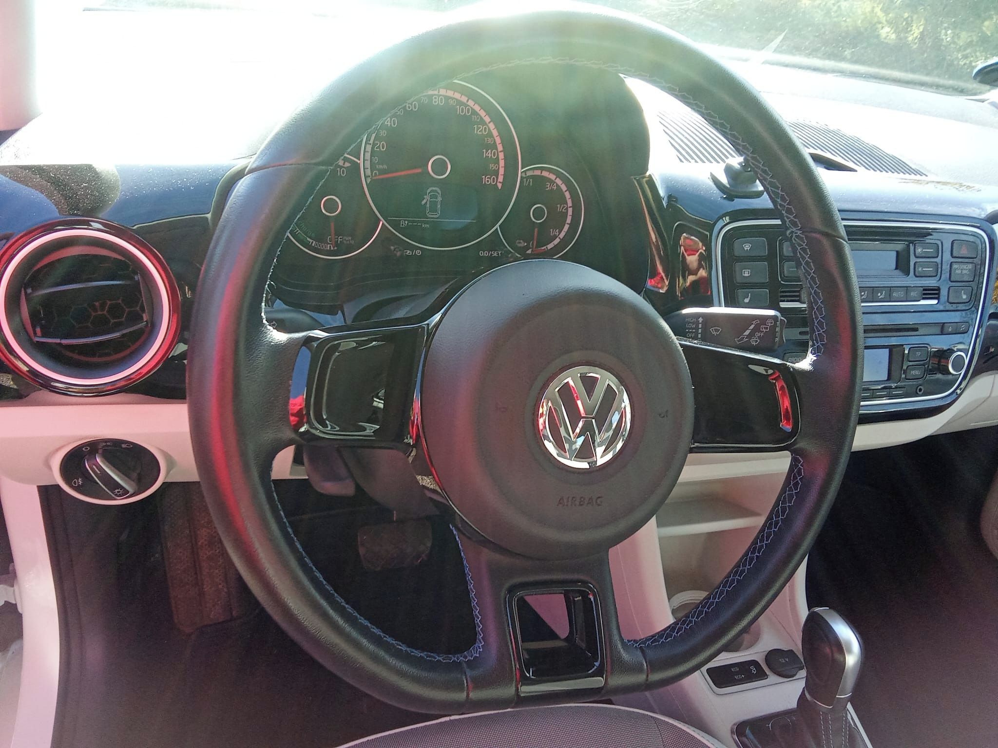Volkswagen Up!, E-UP 60KW VYHŘ. SEDADEL + OKNA - fotka 4