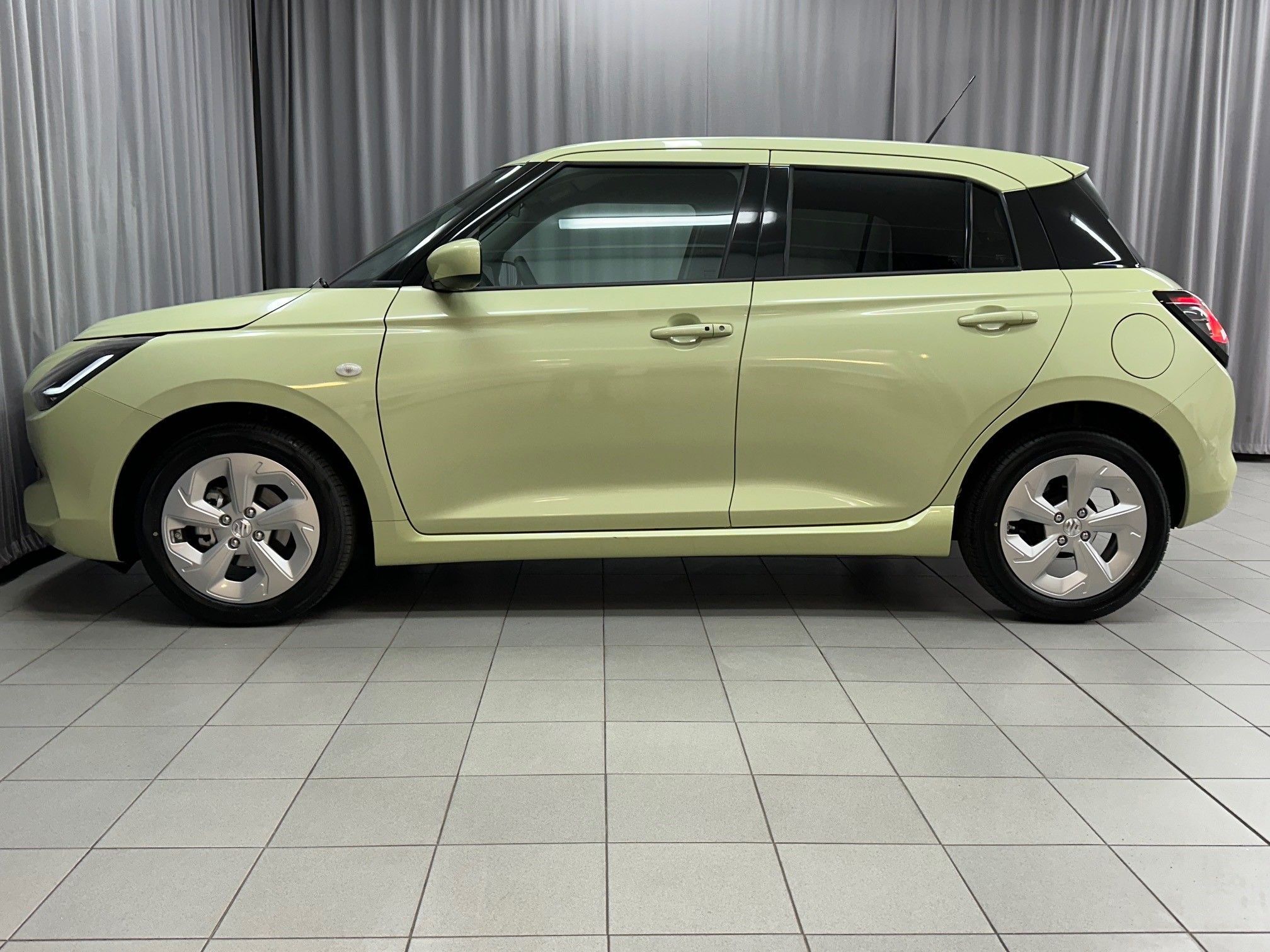 Suzuki Swift, 1,2 Premium 4x4 Vůz skladem! - fotka 5