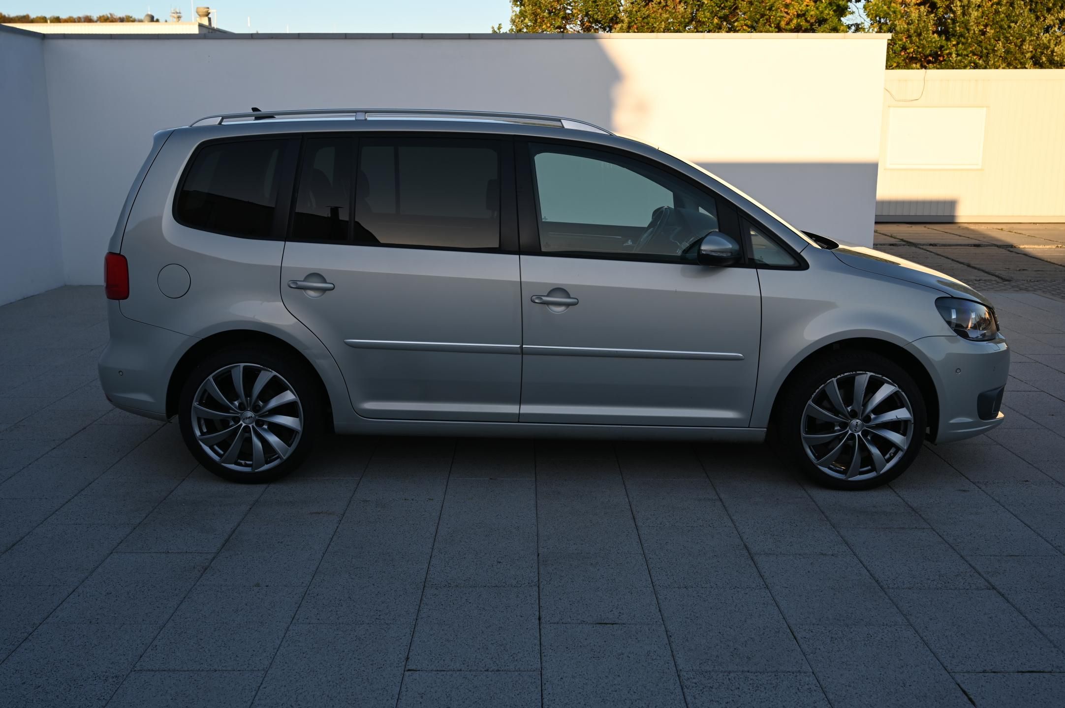 Volkswagen Touran, 2.0TDI 125KW DSG Highline 2012 - fotka 4