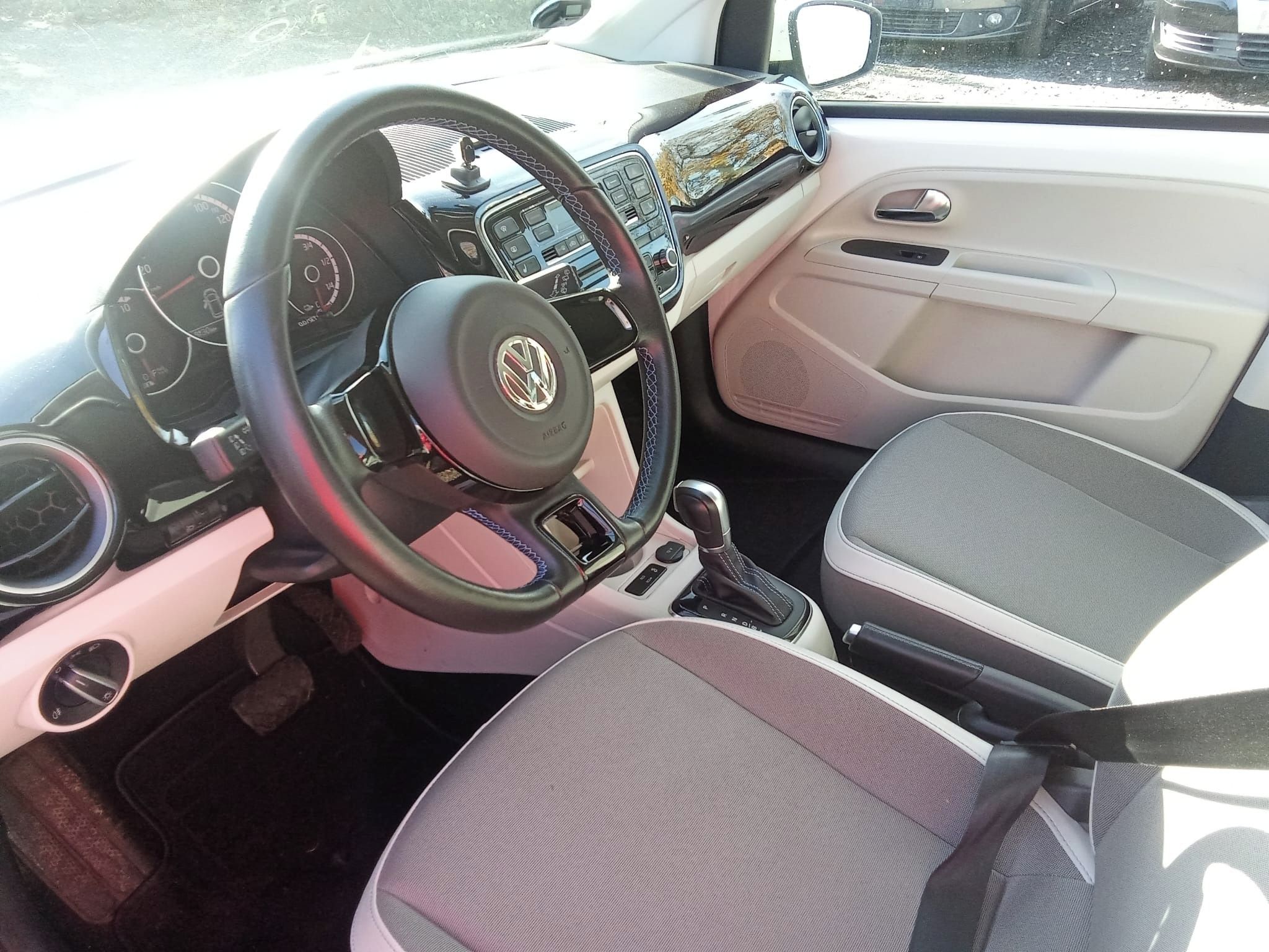 Volkswagen Up!, E-UP 60KW VYHŘ. SEDADEL + OKNA - fotka 3