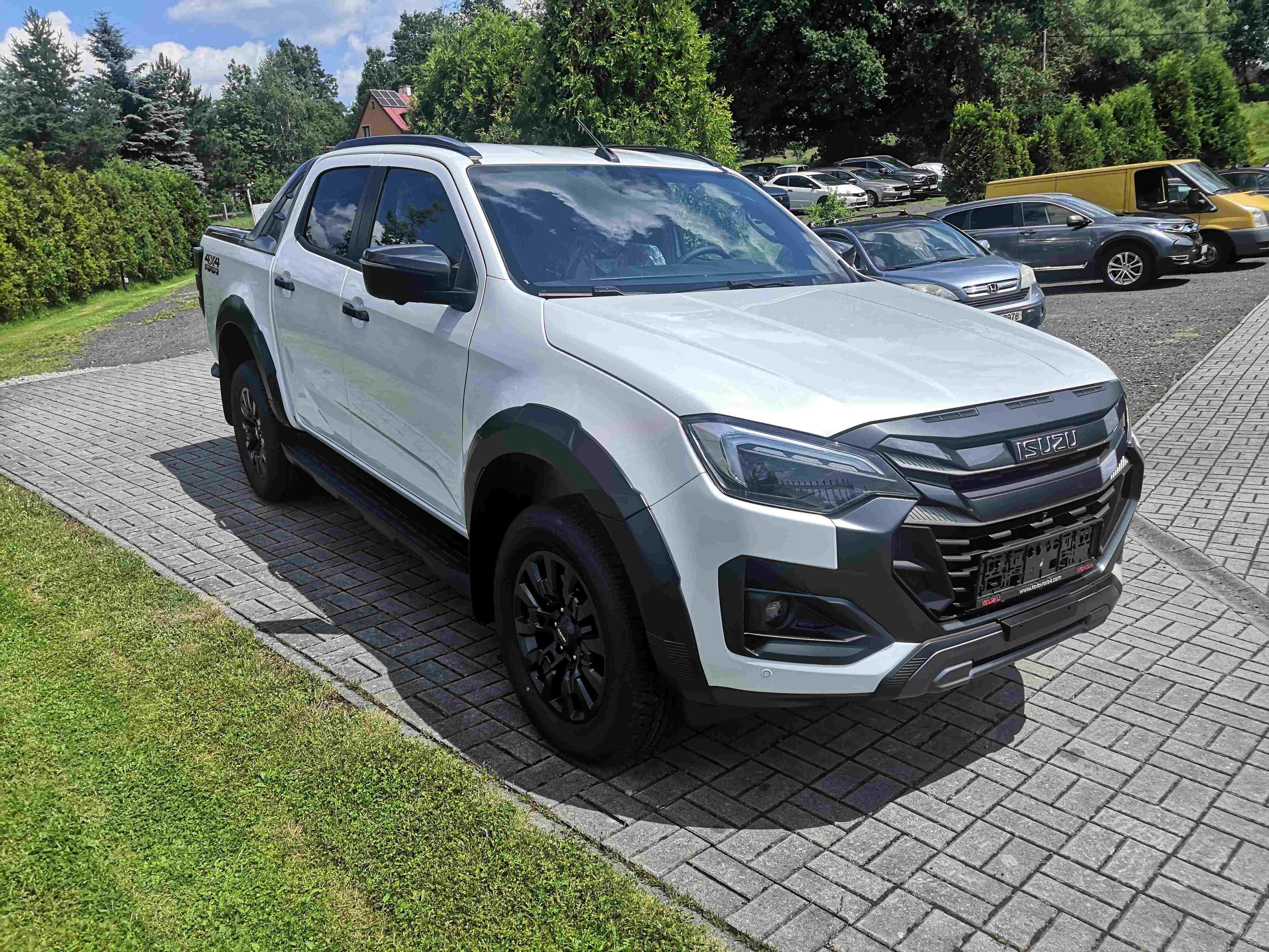 Isuzu D-Max, 2.2 Double Cab V-Cross 8AT TOP - fotka 3