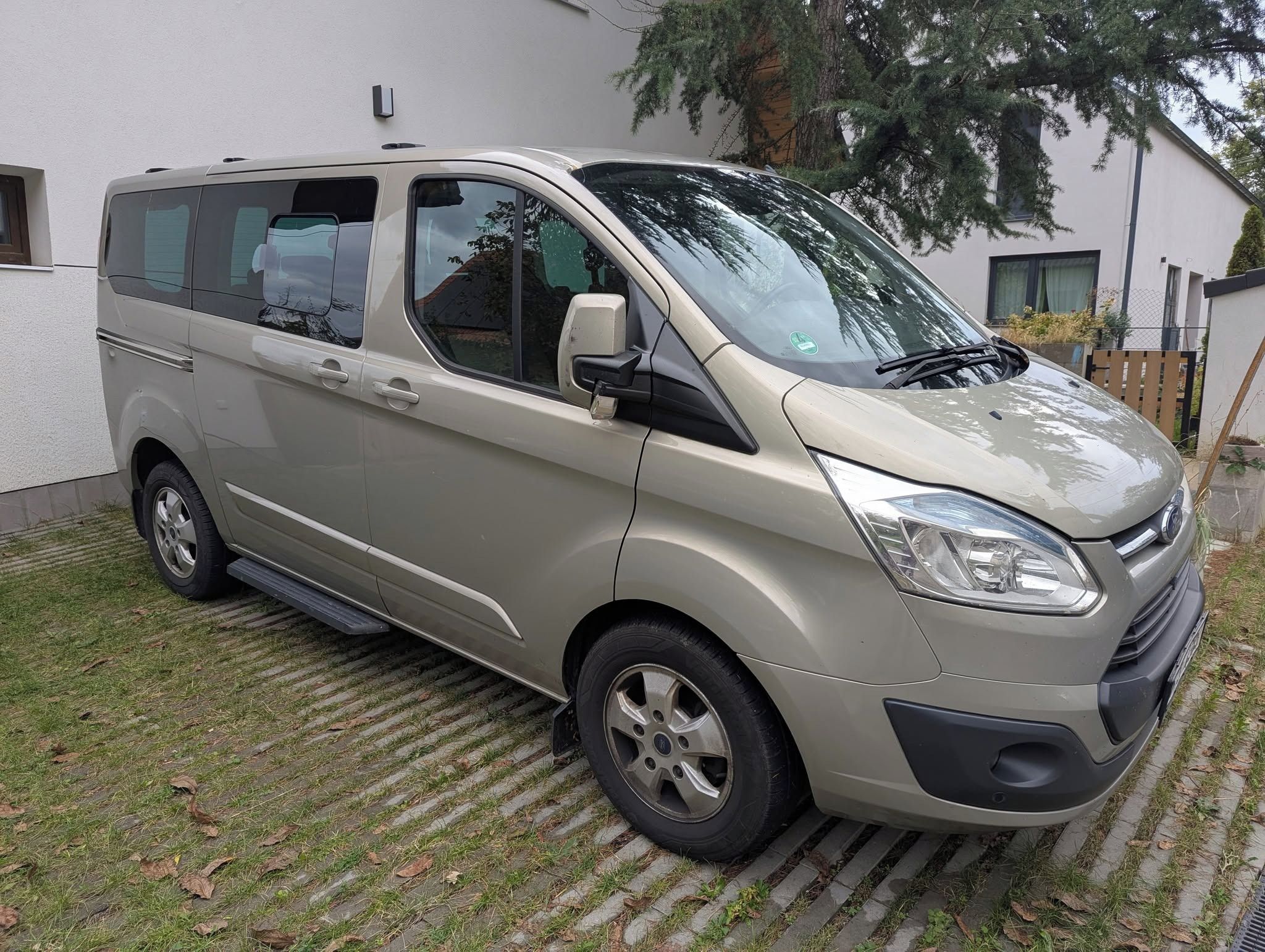 Ford Tourneo Custom, L1H1 2.2 92kW - fotka 2