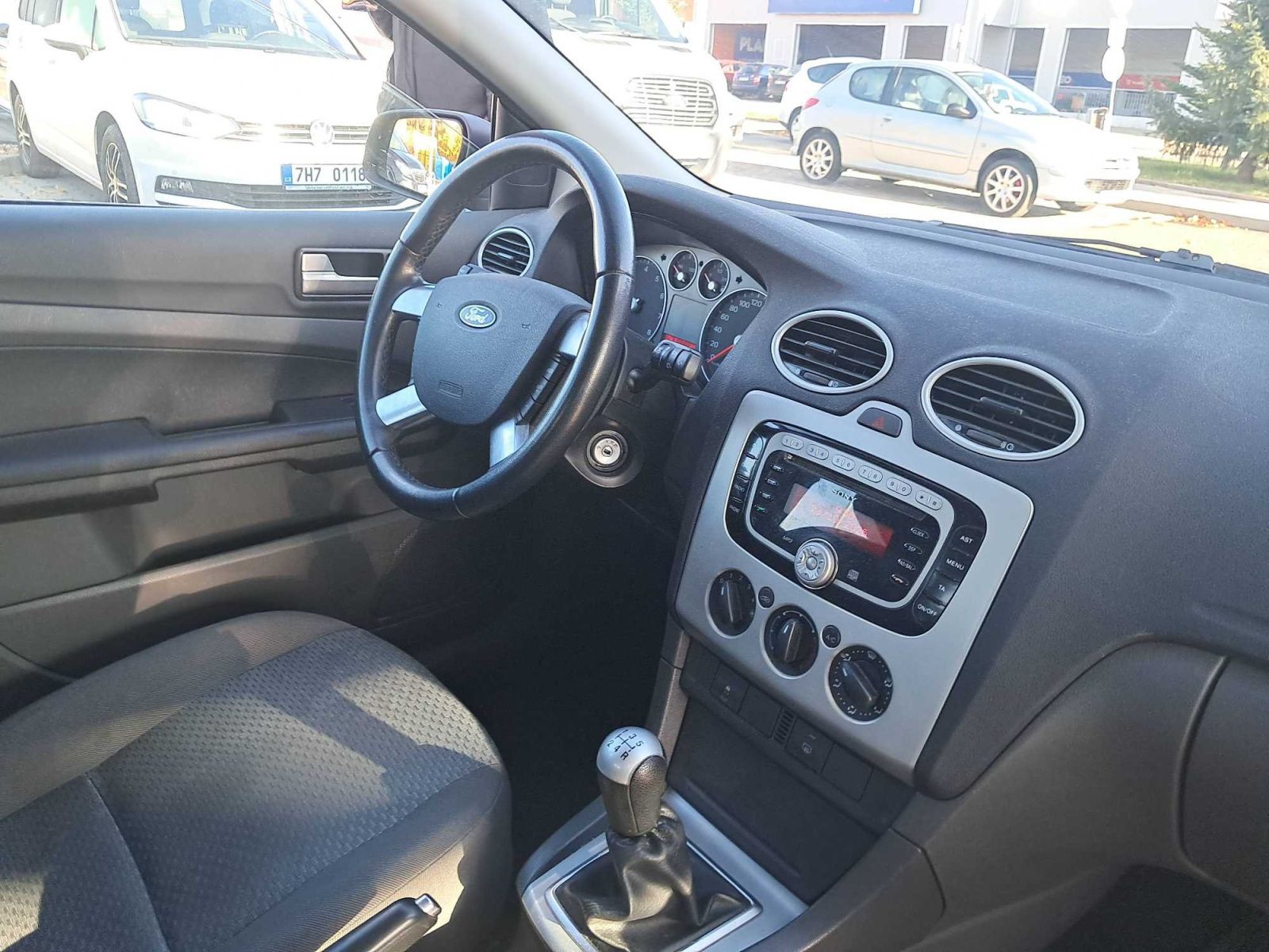 Ford Focus, 1.6 16V, po STK, rezervace - fotka 3