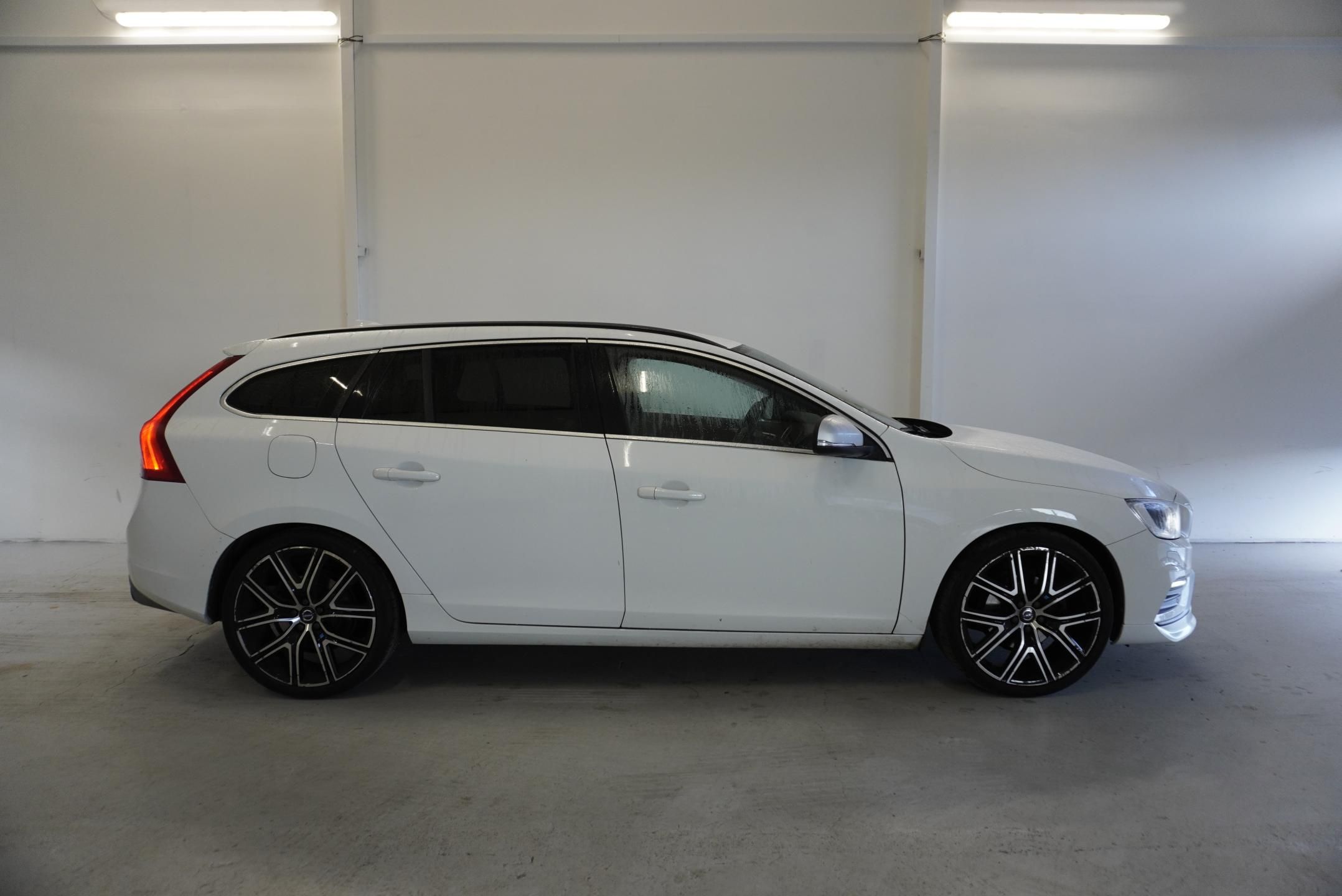 Volvo V60, 2,0 T4 R-DESIGN AUTOMAT - fotka 4