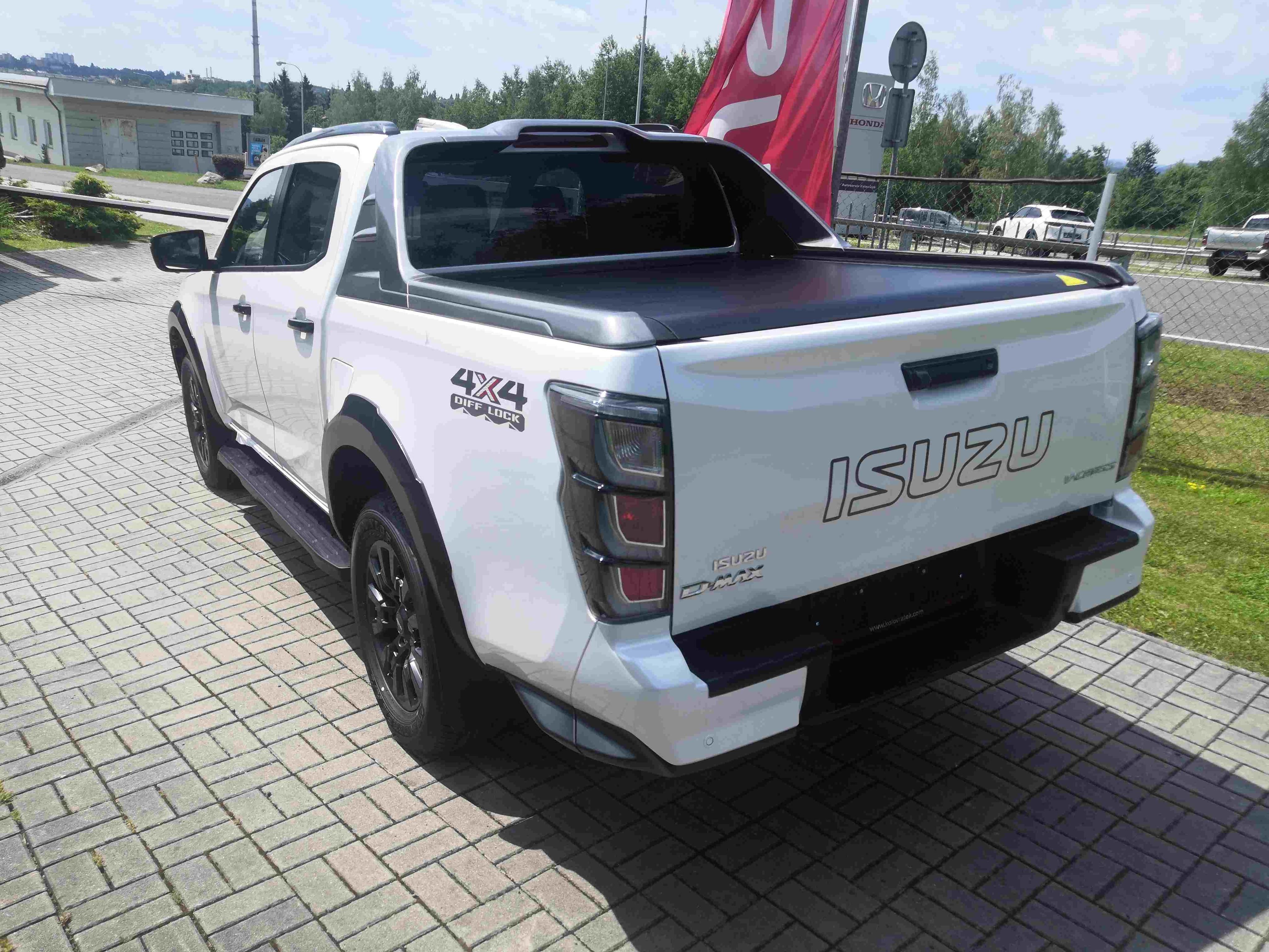 Isuzu D-Max, 2.2 Double Cab V-Cross 8AT TOP - fotka 6