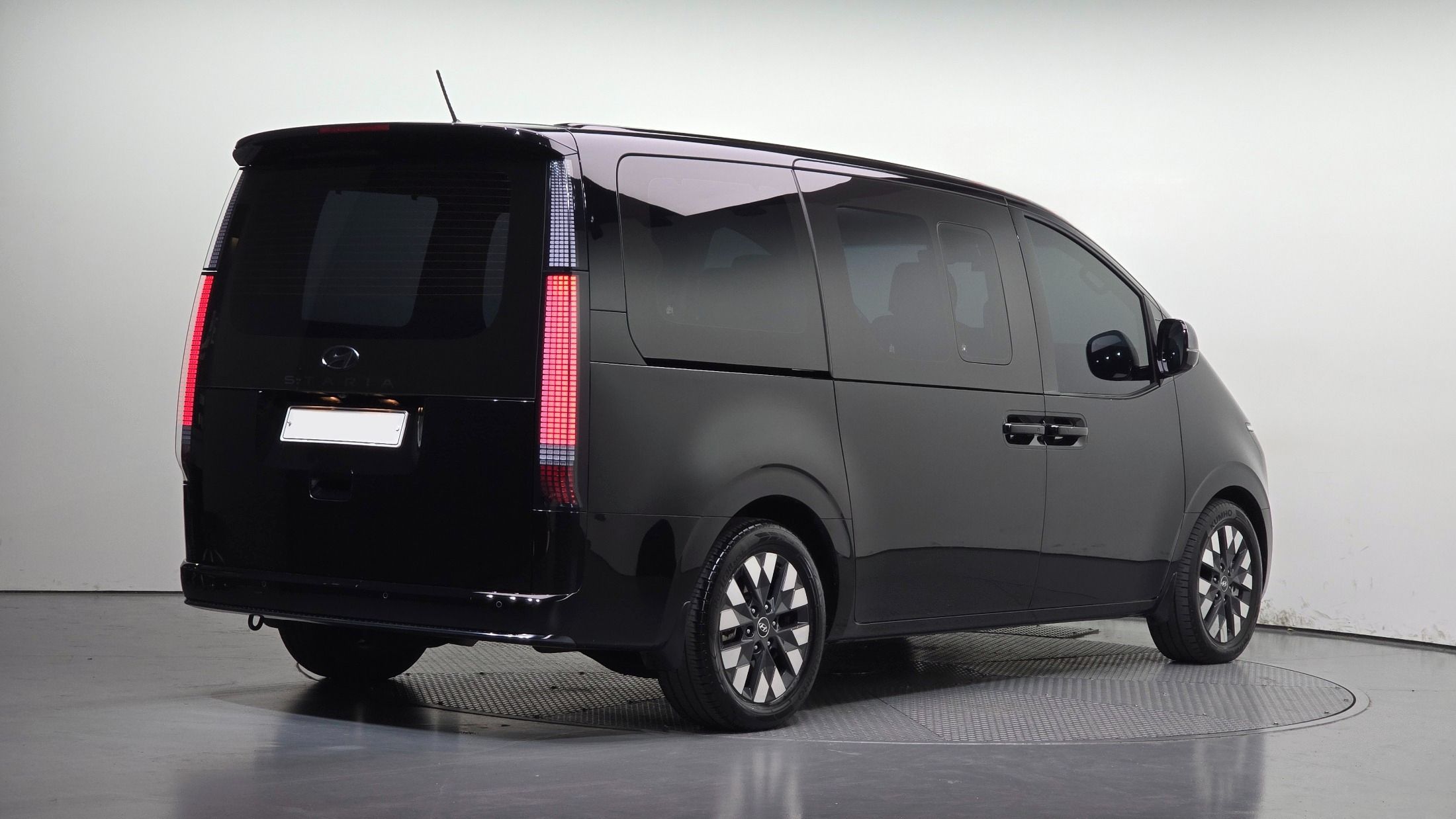 Hyundai Staria, Auto na cestě - fotka 2